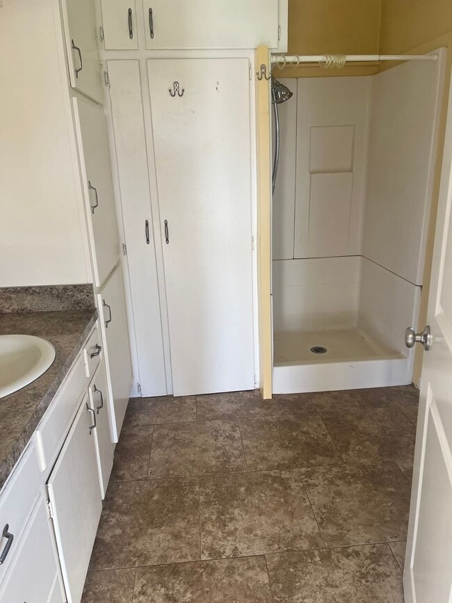 Building Photo - 2 bedroom 2 bath Country House with Big Den