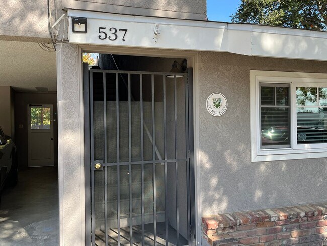 Building Photo - 1805 Oak St