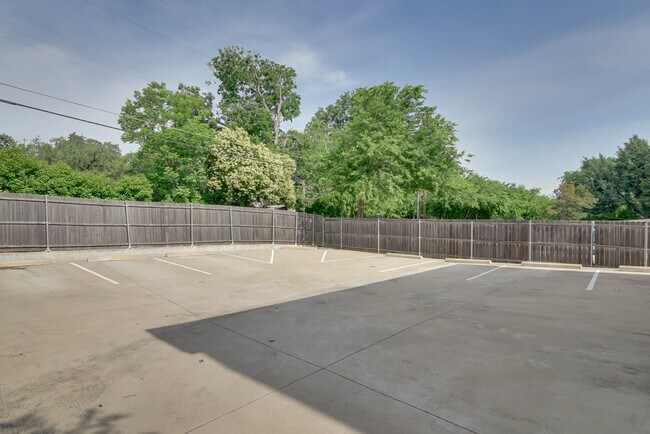 Building Photo - 2724 Forest Park Blvd