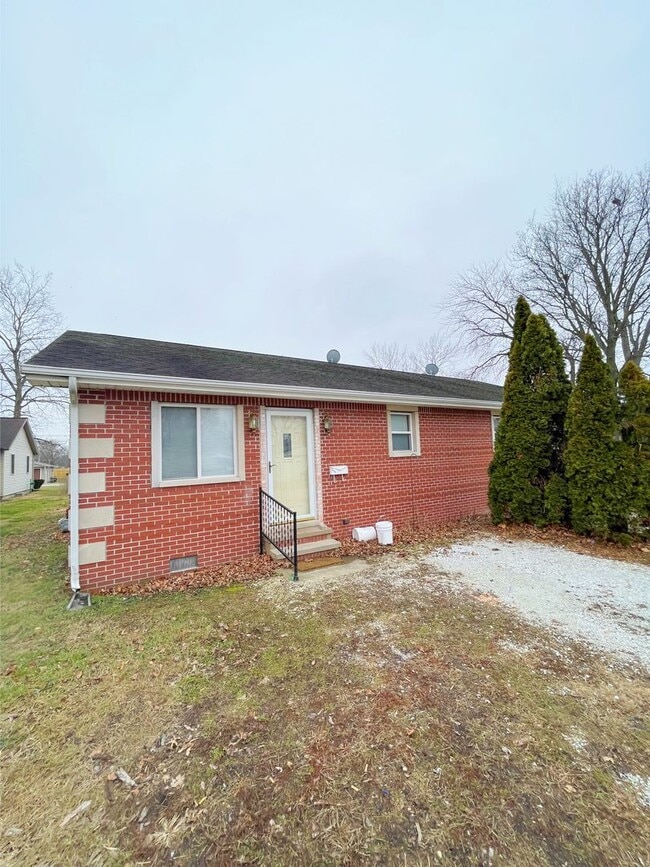 Building Photo - Well-Maintained 2 Bedroom!