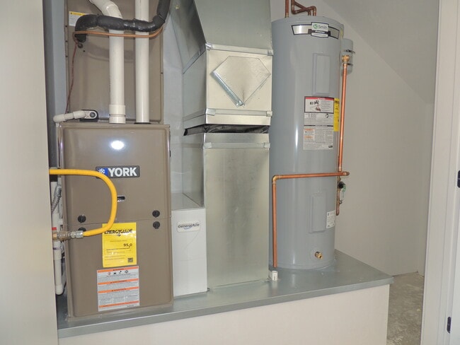 Building Photo - 600 Lawrence Ave