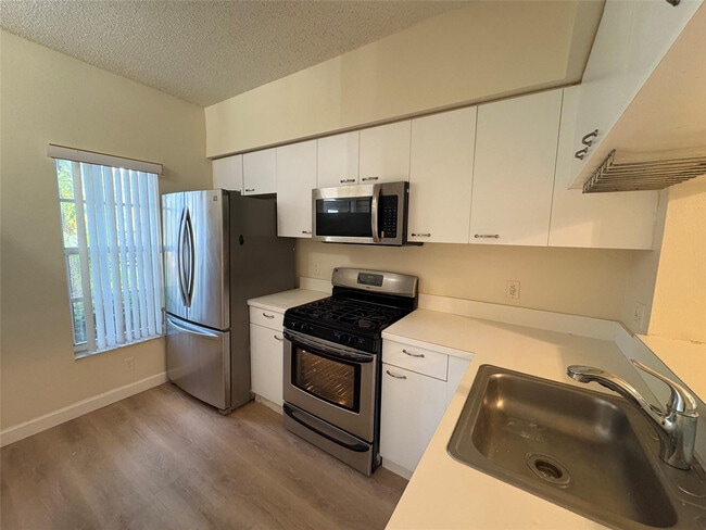 Building Photo - 7835 Dixie Beach Cir