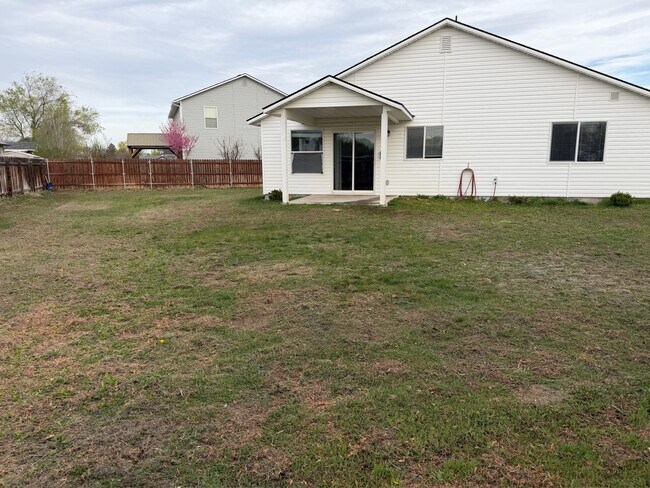 Building Photo - 108 NE Malad Ct