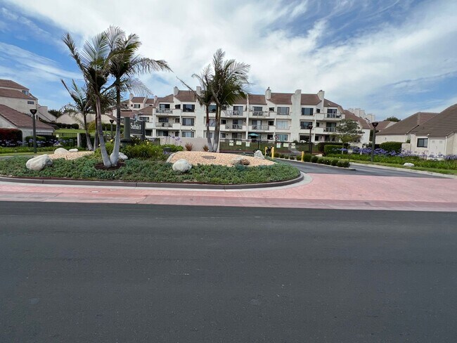 Building Photo - Two bedroom condo on the beach