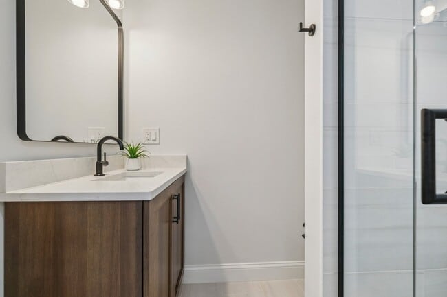 Building Photo - 34 Larch St