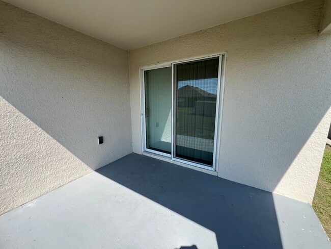 Building Photo - 4 Bedroom, 2 Bathroom Home in the Highly D...