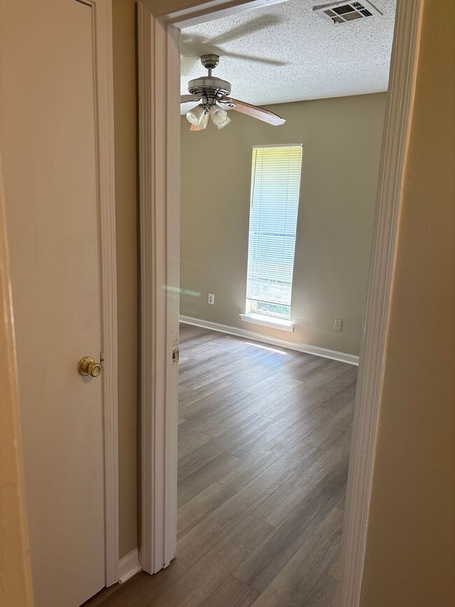 Building Photo - Pecan Grove 3/2