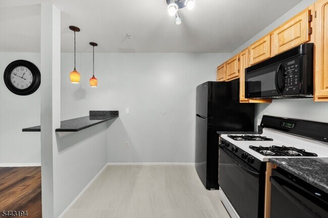 Building Photo - 230 Vasser Dr