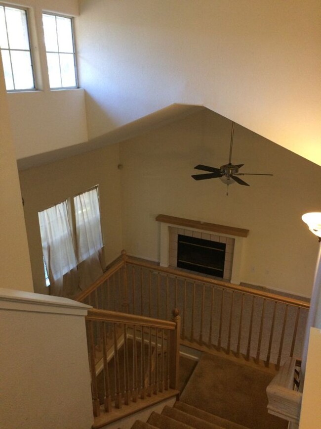 Building Photo - Spacious 3 Bedroom Home available in South...