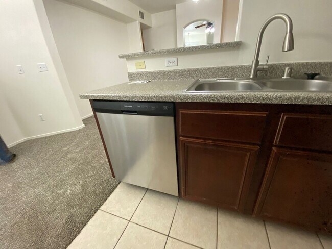 Building Photo - Great 2 Bedroom Condo!