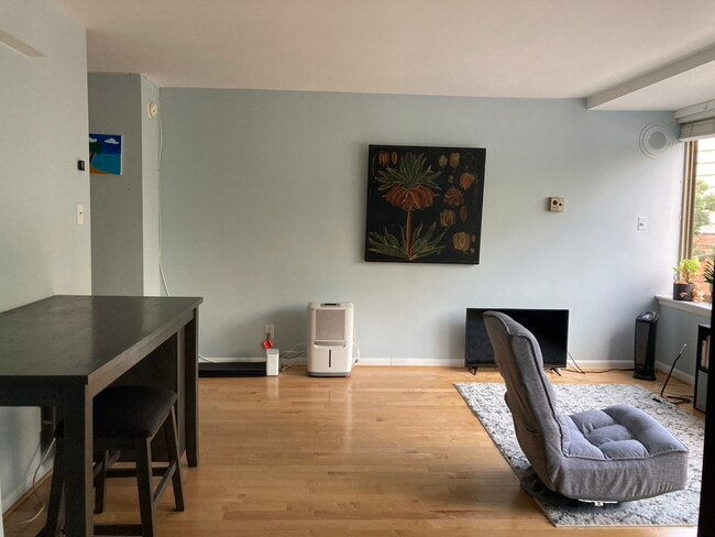 Building Photo - 1210 N Taft St