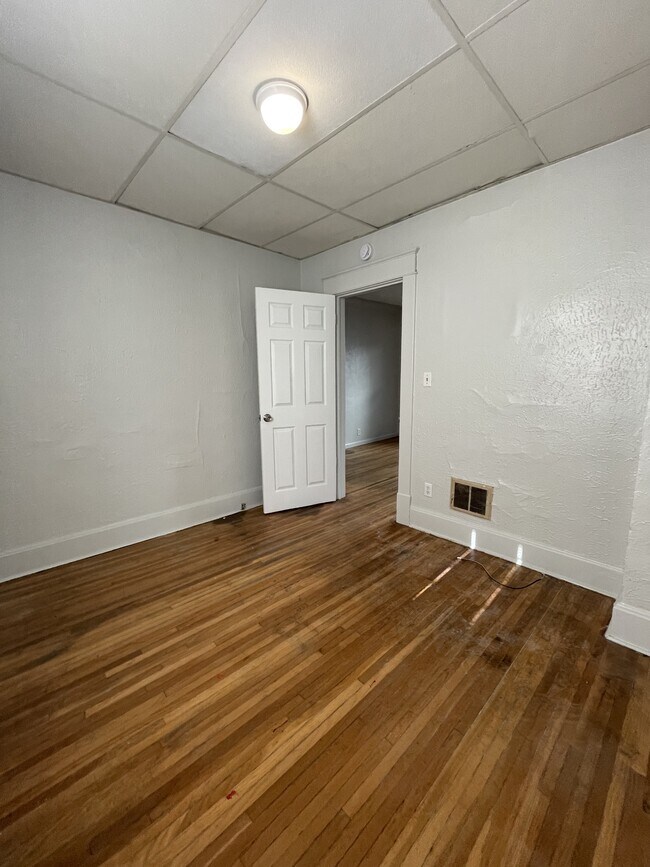 Building Photo - 542 Bronson Ave
