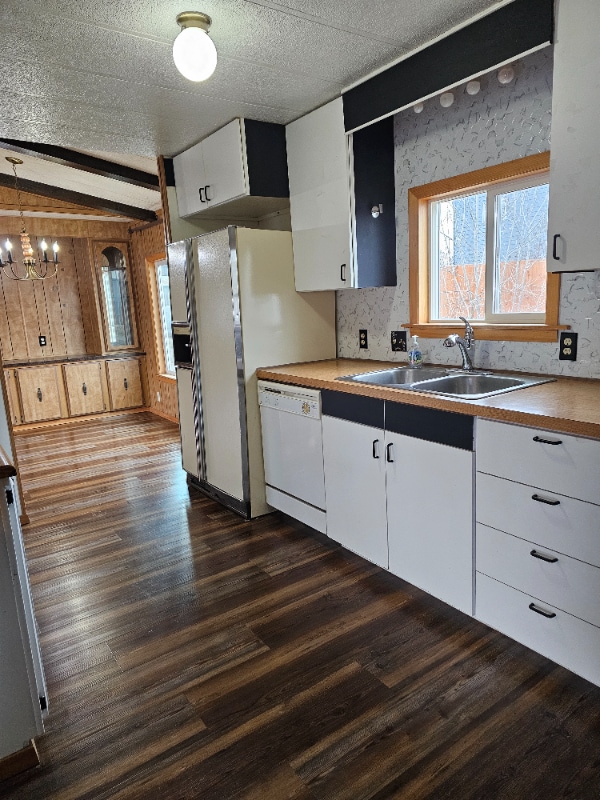 Building Photo - 914 5th St E