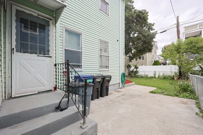 Building Photo - 796 Broadway