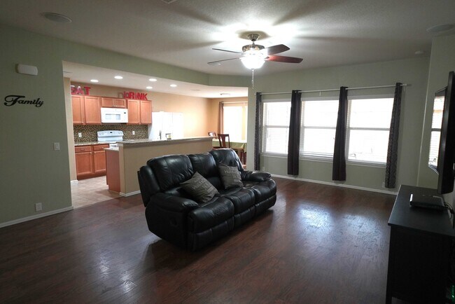 Building Photo - Immaculate Rental in Schertz! Realtor Commission: $500