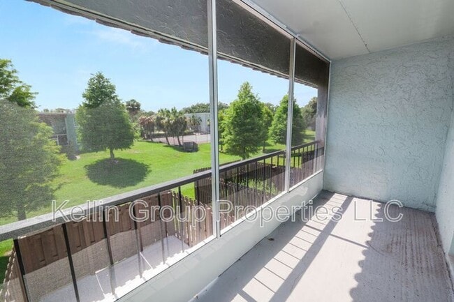 Building Photo - 2862 Somerset Park Dr