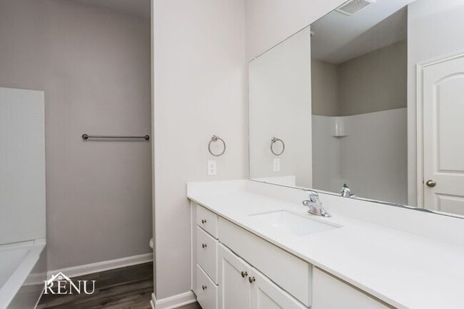 Building Photo - 1923 Hialeah Dr