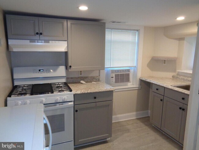 Building Photo - 2800 Linwood Ave