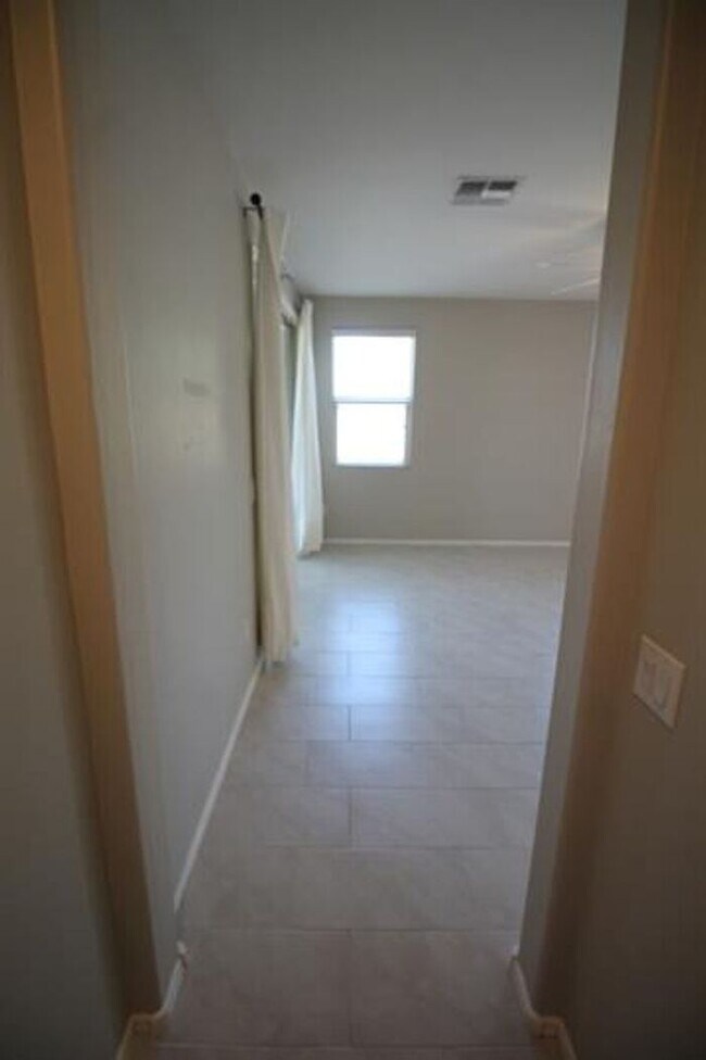 Building Photo - Desirable La Estancia Neighboorhood