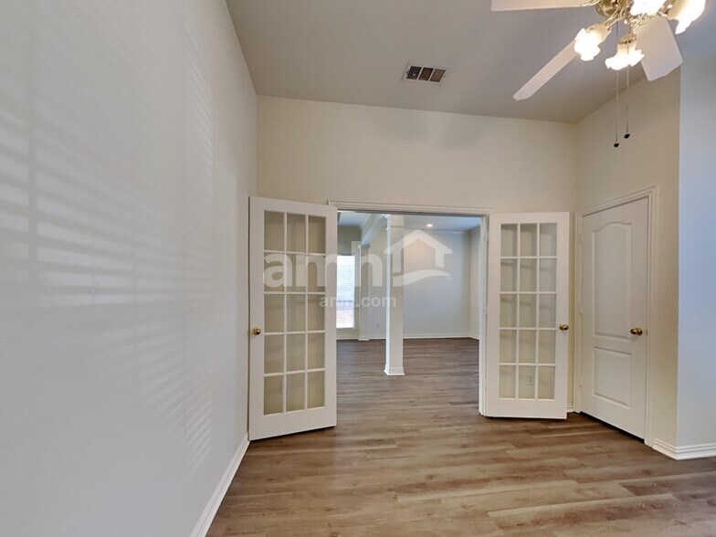 Building Photo - 2500 Kariba Ln