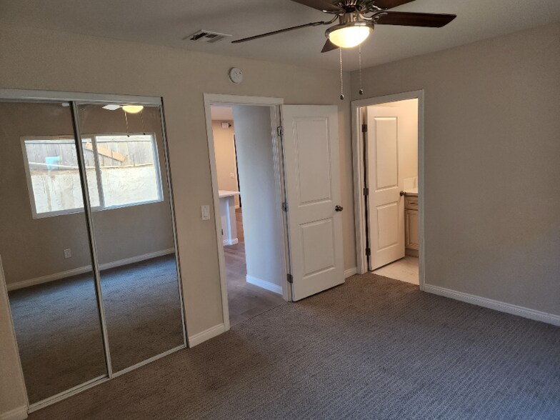 Building Photo - 8580 Golden Ridge Rd