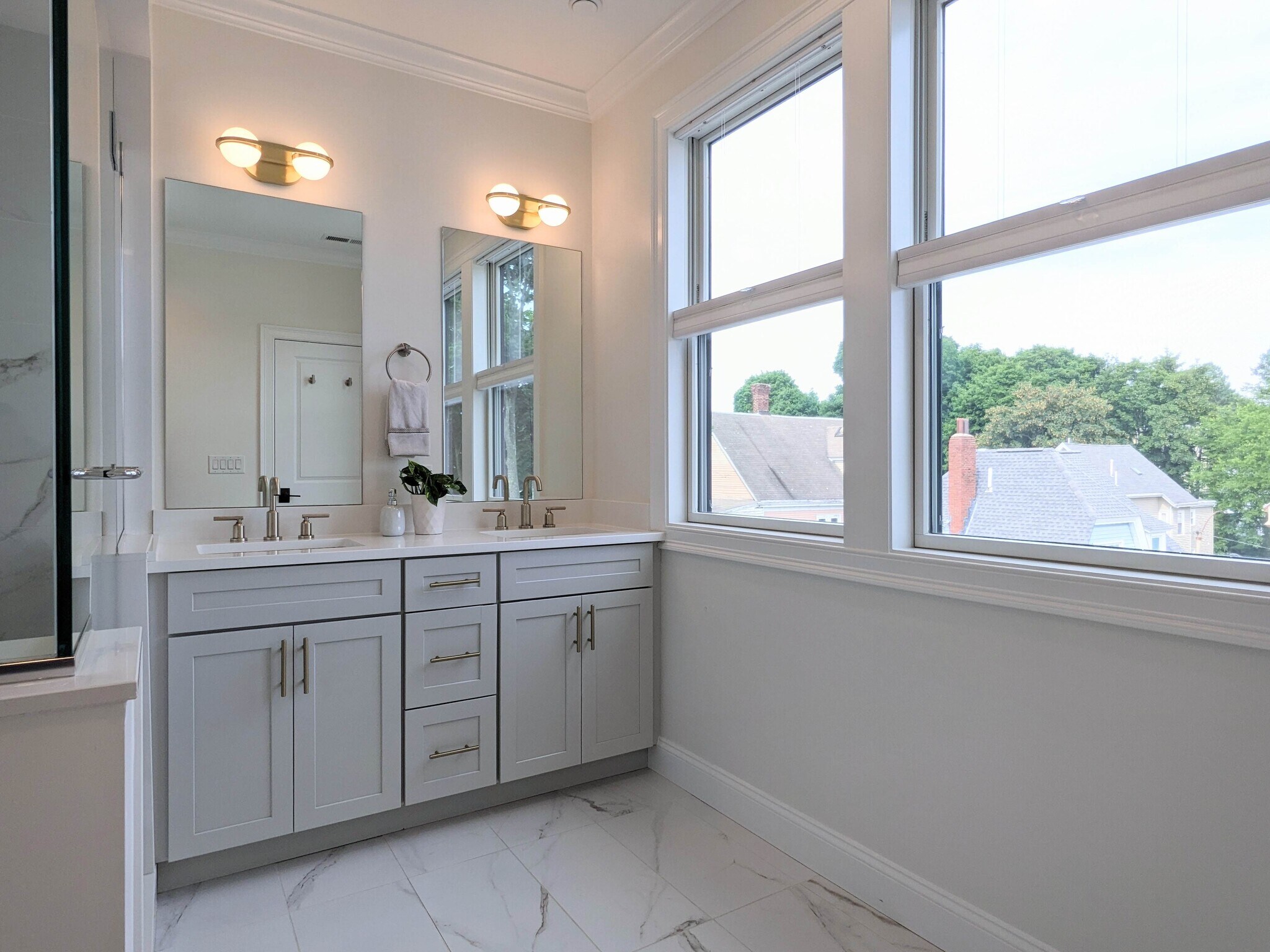 Primary Bathroom - 4281 Washington St