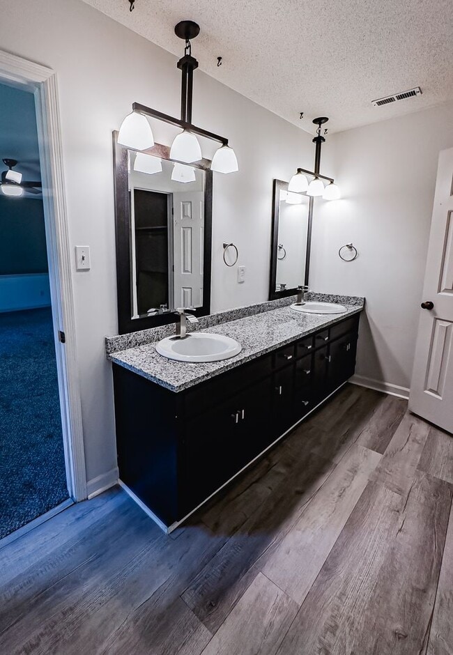 Building Photo - Lovely Home! Lots Of Space!