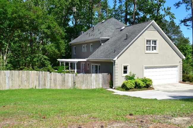 Building Photo - 4130 Knollcrest Cir N