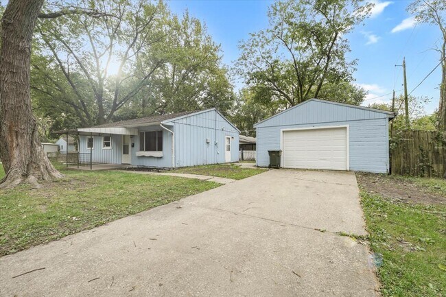 Building Photo - 2425 E Elm St