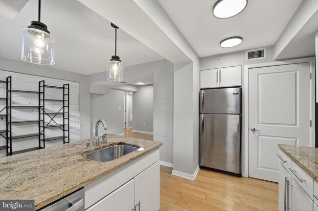 Building Photo - 420 16th St SE