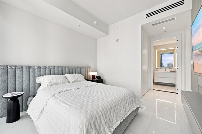 Building Photo - 300 Biscayne Blvd