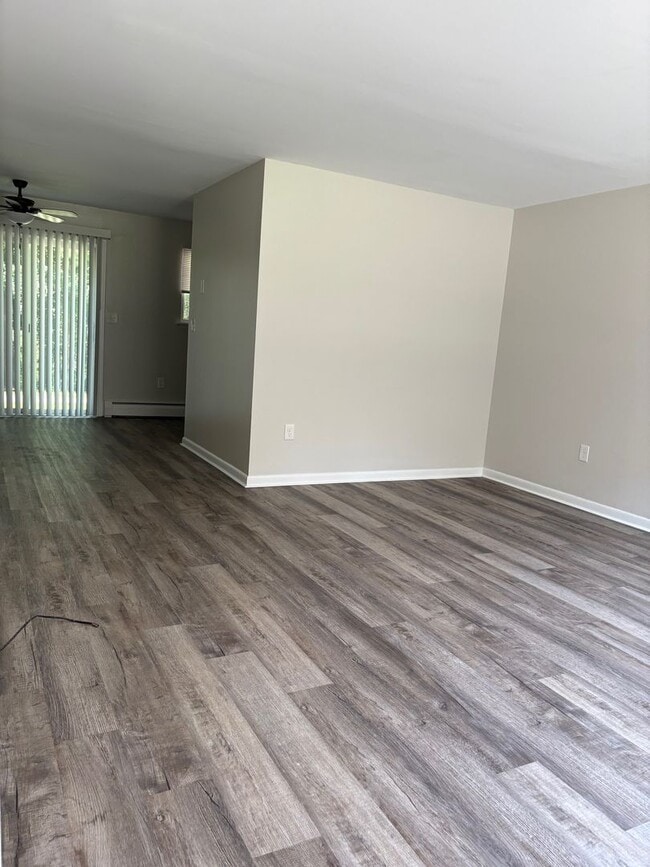 Building Photo - 2 Bedroom Townhouse Apartment