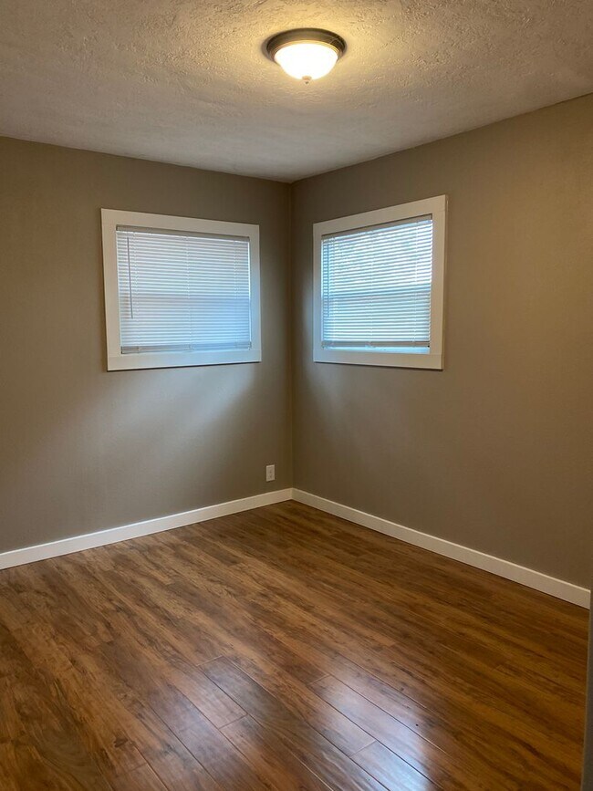 Building Photo - 20th St SE Duplex