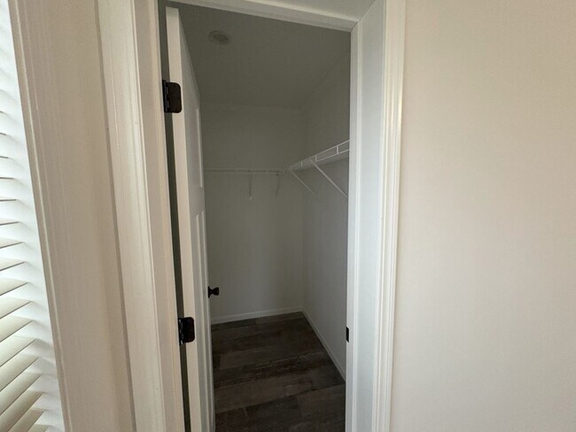 Building Photo - 5045 W Sawgrass Dr