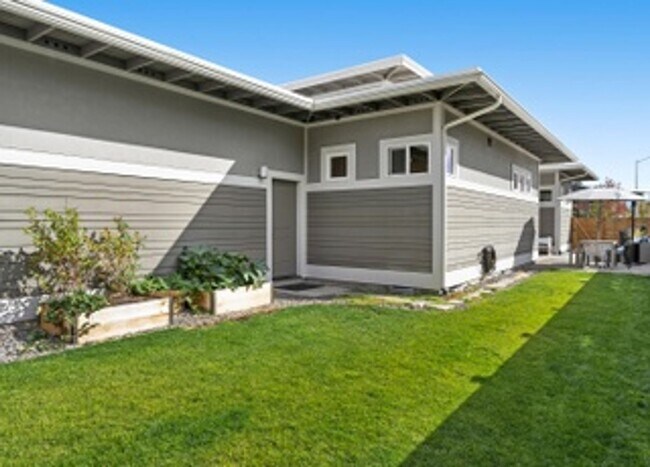 Building Photo - Beautiful Mid-Century Modern Home with lot...