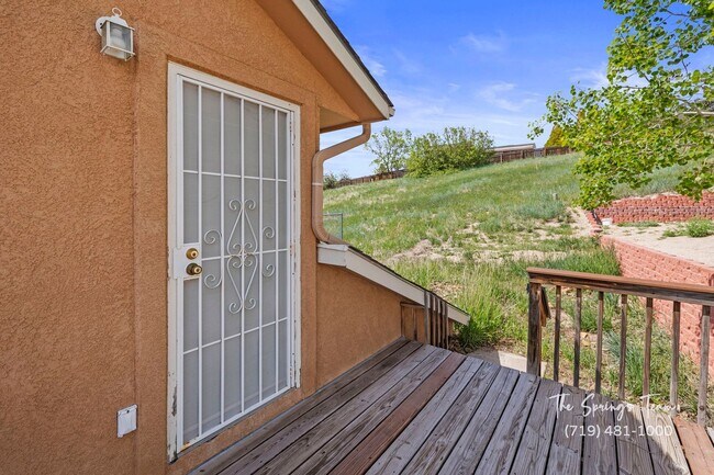 Building Photo - Spacious & Unique 3BD/2BA Townhome w/ Gara...