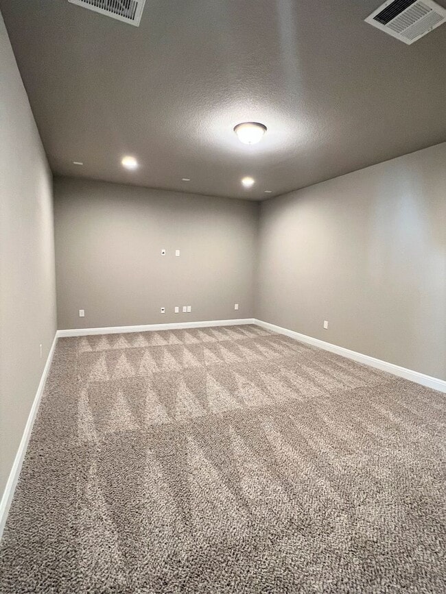 Building Photo - Georgeous 5-Bedroom in the Three Points Community
