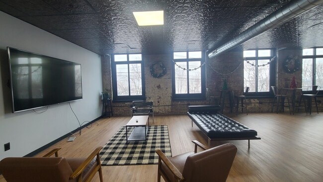 Building Photo - 518-536-536 Gregory Ave