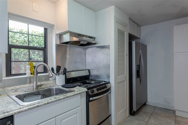 Building Photo - 3312 Greenbriar Dr