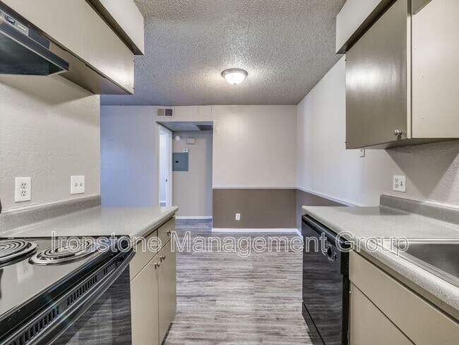 Building Photo - 5323 E 47th Pl