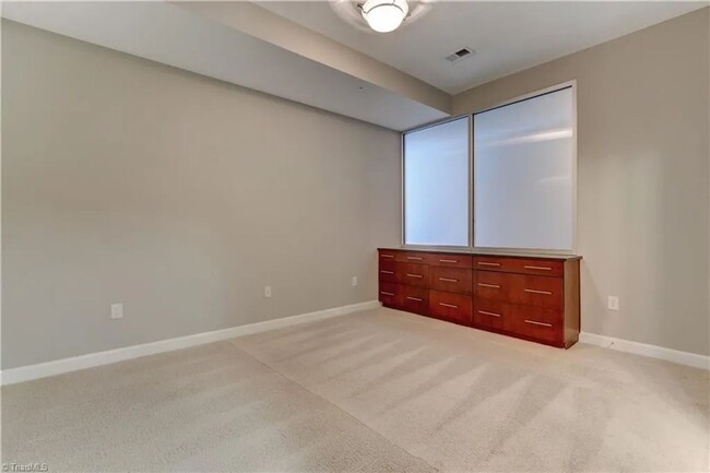 Building Photo - High-Rise Luxury 2 bedroom 2 bathroom cond...