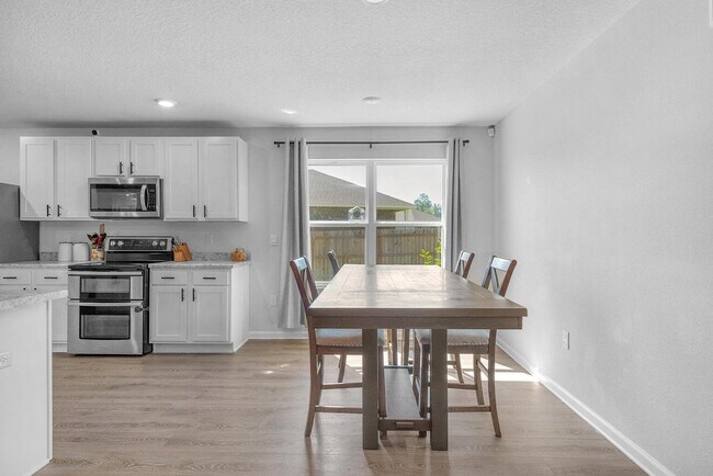 Building Photo - 6537 Torrey Pnes