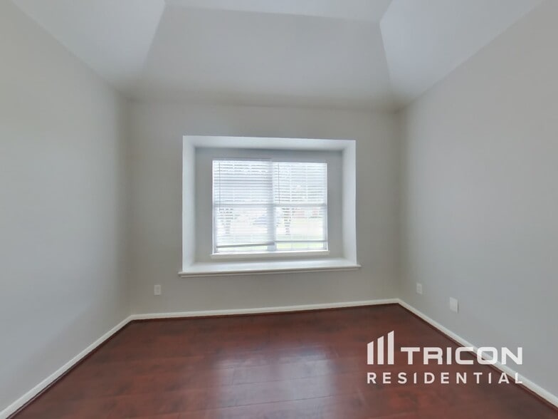 Building Photo - 5615 Bear Paw Cir