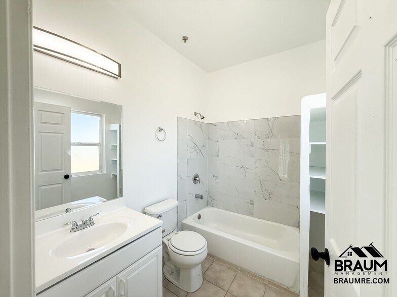 Building Photo - 11035 Moorpark St