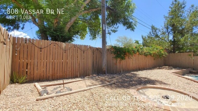Building Photo - 808 Vassar Dr NE