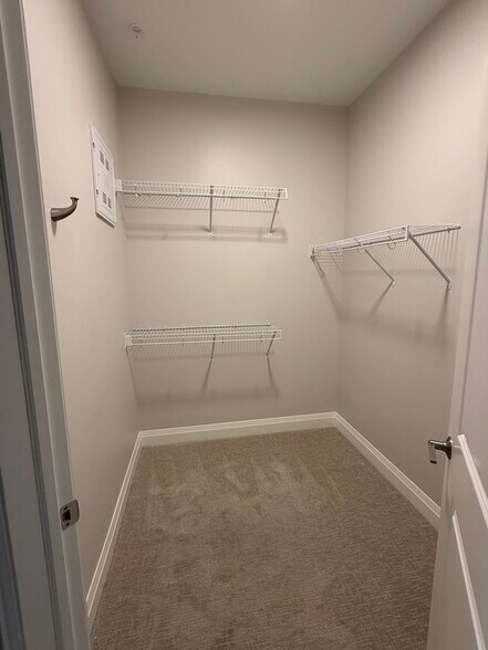 Building Photo - 6633 Dale Dr