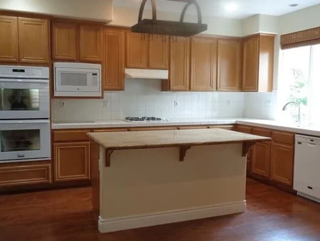 Building Photo - 2 weeks free rent. Detached 4 Bedroom Home...