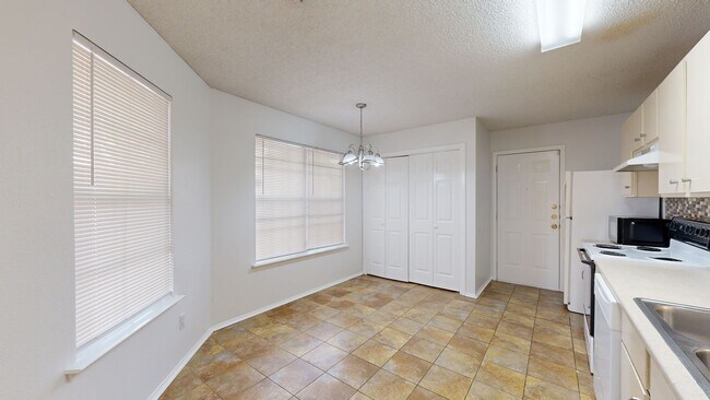 Building Photo - 2208 Cooke Dr
