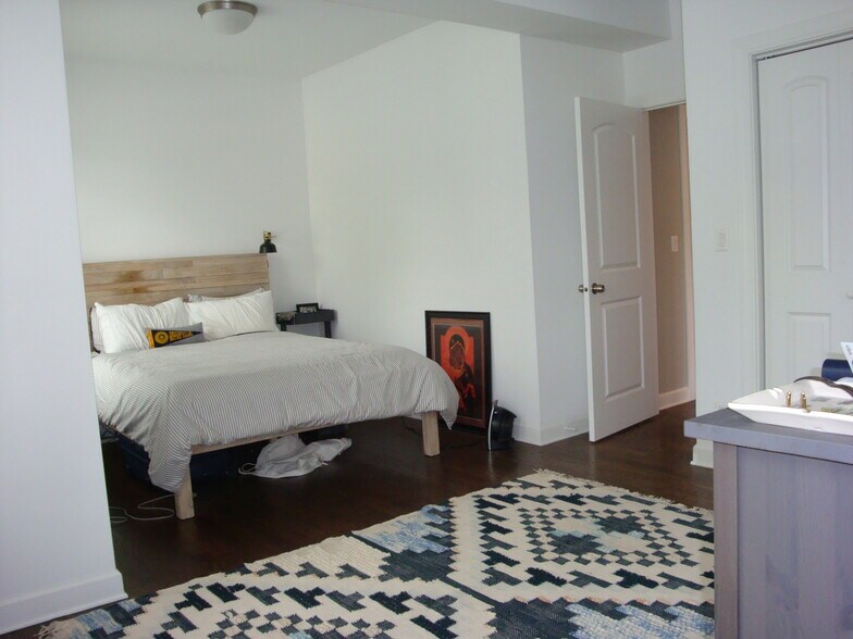 Master bedroom - 2800 W Logan Blvd