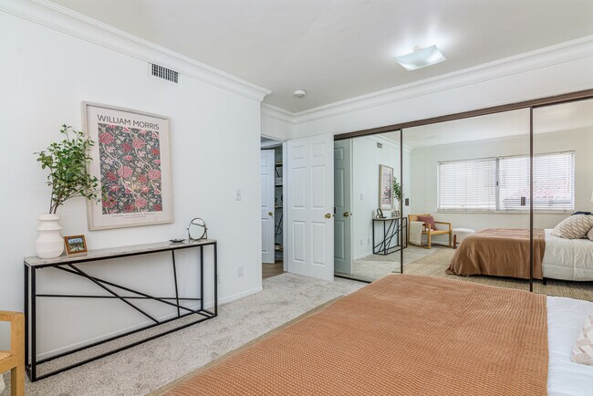 Building Photo - 2260 N Cahuenga Blvd